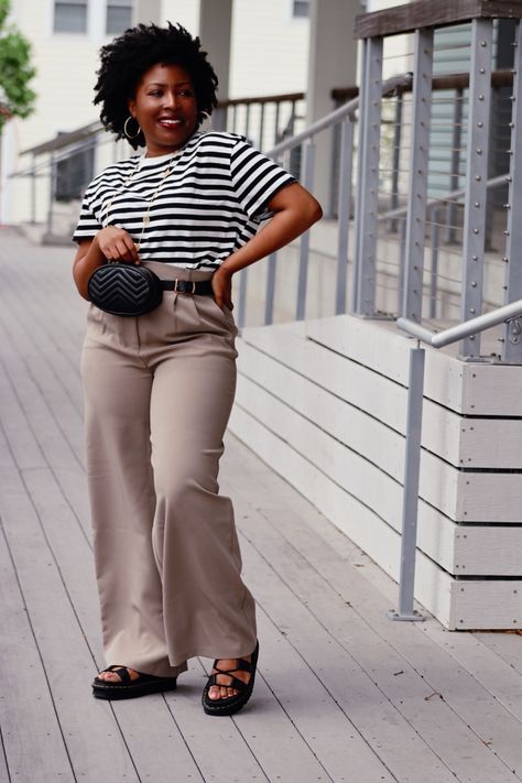 Striped Tee Outfit Summer, Black And White Striped Tee Outfit, White And Black Striped Shirt Outfit, Striped Tee Shirt Outfit, Black And White Striped Shirt Outfit, How To Style Striped Shirt, Khaki Pants Outfit Ideas, Striped T Shirt Outfit, Stripe Top Outfit