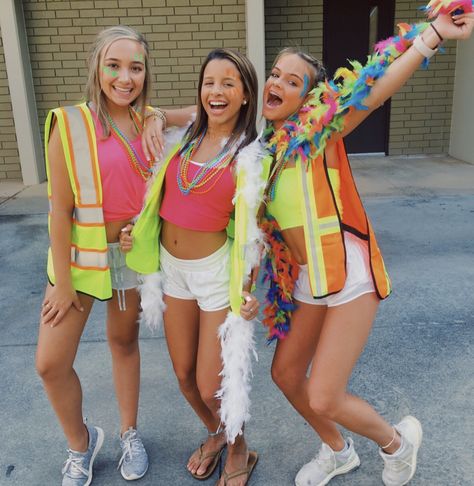 Football Season Outfits, Football Game Outfit Highschool, Dress Up Ideas, Game Day Dress, School Spirit Week, Outfits Highschool, Neon Prom Dresses, Spirit Week Outfits, Cute Group Halloween Costumes