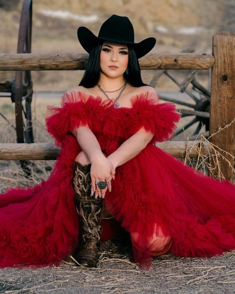 ❣️❣️❣️ Dress Pics Aesthetic, Vaquera Party Outfit, Vaquera Photoshoot Ideas, Cowgirl Birthday Photoshoot, Vaquera Photoshoot, Western Quinceanera Ideas, Photoshoot Ideas Western, Mexican Photoshoot, Red Quince Theme