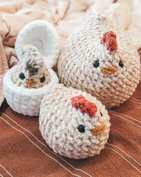 Such a happy little family 🐣 🐔 I made these little hatching chicks by @lewieandberg.patterns last week and decided I needed to make a whole family ❤️ The Mabel chickens make great mama hens! 🤔 Now the question is - mama Mabel or the small Mabel? They're both so cute ❤️ -- Patterns: @lewieandberg.patterns and @oakandmarlow Yarn: @bernatyarn -- #crochetamigurumi #crochetinspo #handmadecrochet #handmadeplushies #crochetcommunity Plushies Crochet, Crochet Toys Free Patterns, Hatch Pattern, Hatching Chicks, Crochet Plushies, Crochet Toys Free, Chicken Pattern, Handmade Plushies, Afghan Crochet