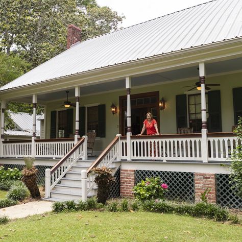 How the ‘Creole Cottage’ Became a Staple of Cajun Country Architecture Cajun Cottage, Country Architecture, Low Country Homes, Hummingbirds Photography, Creole Cottage, Frank Lloyd Wright Homes, French Colonial, French Architecture, The Wall Street Journal