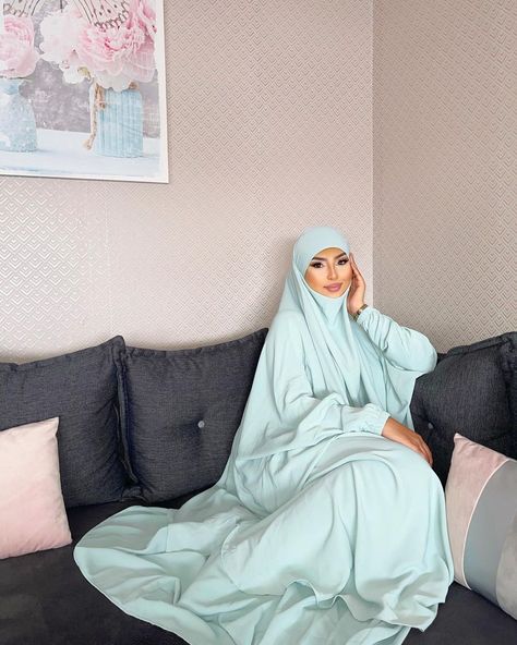 Hijab Streetwear, Habits Musulmans, Muslim Dresses, Hijabi Outfit, Hijab Look, Streetstyle Outfit, Abaya Designs, Muslim Fashion Outfits, Fire Fits