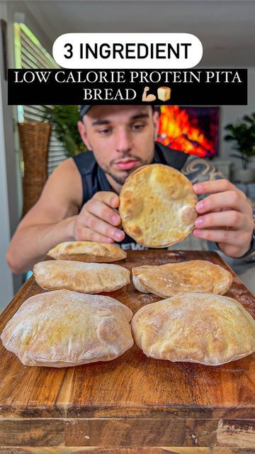 AUSSIE FITNESS 🇦🇺💪🏼 | Dez on Instagram: "LOW CALORIE PROTEIN PITA BREAD💪🏼🍞 Only 3 Ingredients!🔥 (Per Serving - 6 Servings Total) 87 Calories 11.8gC | 0.6gF | 7.1gP These low calorie protein pita breads are SO easy & quick to make 🙌🏼 the best part is you only need 3 ingredients to make them & they can be prepped in bulk 💪🏼 They taste so much better than regular store bought pita breads with an amazing texture & incredible macros🔥 Ingredients 👇🏼 - 128g Self Raising Flour (Brand: Vet Recipes Diet Low Calories, Low Calorie Dough, Diy Pita Bread Easy, Low Calorie Pita Bread, Low Cal Pita Bread, 3 Ingredient Pita Bread, High Protein Pita Bread, Pita Bread Healthy Recipes, High Protein Flatbread Recipes