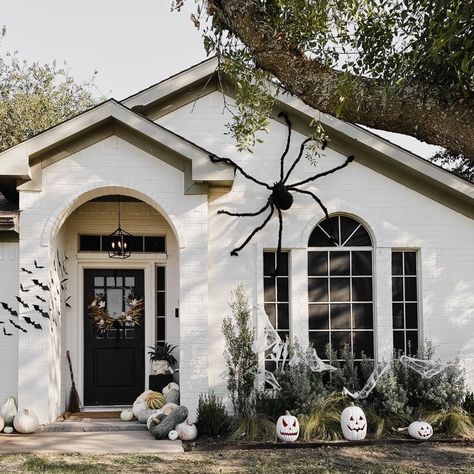 Halloween Decor House Exterior, Exterior Halloween Decorations Classy, Chic Halloween Decor Front Porch, Chic Outdoor Halloween Decor, Modern Halloween Decor Front Porches, Classy Outdoor Halloween Decor, Halloween Decor Exterior, Classy Halloween Decor Outdoor, Exterior Halloween Decor