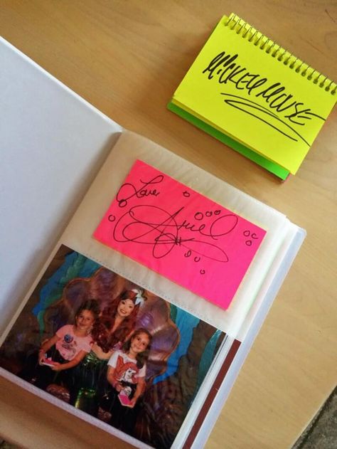 Diy Disney Autograph Book Ideas, Disney Autograph Ideas, Autograph Ideas, Disney Autograph Book, Disney Autograph, Character Disney, Autograph Book Disney, Autograph Book, Disney World Characters