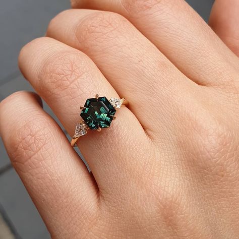 THE BRIDE LAB on Instagram: “Argh! This hexagonal teal Australian sapphire by the divine @grewandco has me drooling 😍 #sapphire #engagementring #colouredengagementring” Peacock Sapphire, Australian Sapphire, Cute Engagement Rings, Dream Engagement Rings, Dream Engagement, Bling Rings, Bridal Gold Jewellery, Pretty Rings, Dream Ring