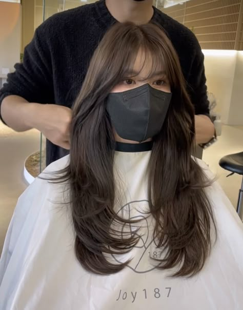 Wolfcut Hair With Bangs, Oval Haircut, Hairstyle Balayage, Korean Long Hair, Long Wolfcut Haircut With Bangs, Haircuts For Long Hair With Layers, Haircut Wavy, Hair Inspiration Long, Layered Haircuts For Medium Hair