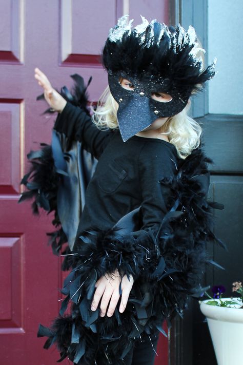 Halloween Costumes for Kids - Crow #halloween #cosumes #halloweencostumes Womens Crow Costume, Crow Costume Diy, Diy Crow Halloween Decorations, Diy Crow Costume, Crow Halloween Costume, Crow Mask Diy, Crow Mask Costume, Sophie Blackall, Crow Halloween