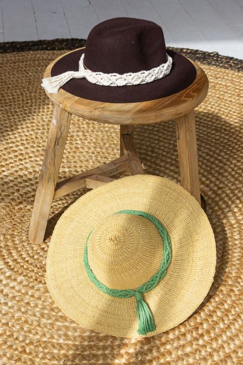 Macrame Hat Band, Beginner Macrame, Macrame Hat, Cowboy Hat Bands, Tutorial Macramé, Beaded Hat Bands, Crochet Sun Hat, Hat Bands, Hat Hanger