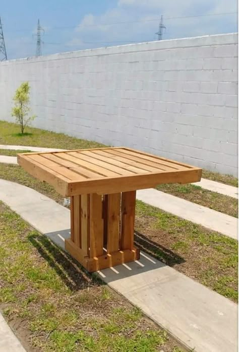 Pallet Dining Table Outdoor, Pallet Table Outdoor, Kursi Ban, Backyard Furniture Diy, Pallet Dining Table, Woodworking Projects For Beginners, Diy Pallet Bed, Outdoor Restaurant Design, Pallet Patio