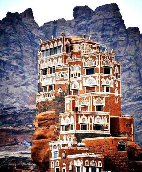 Yemen architecture Magic Places, Ordinary Life, Interesting Buildings, Halong Bay, Amazing Buildings, Mesopotamia, Old Building, Yemen, Beautiful Buildings