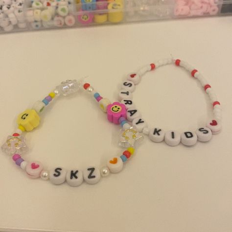 Jewelry Kpop Skz, Skz Beaded Jewelry, Kawaii Beaded Bracelets, Skz Bracelet Ideas, Straykids Bracelets, Skz Bracelets, Stray Kids Jewelry, Skz Bracelet, Skz Jewelry