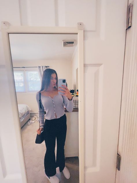 Black Flare Pants Outfit Fall, Flare Pants Outfit Fall, Purple Cardigan Outfits, Cardigan Outfit Black, Black Leggings Outfit Fall, Purple Top Outfit, Black Yoga Pants Outfit, Caption Instagram, Black Flares