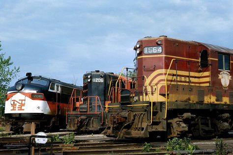 New Haven and Boston & Maine power share the open air remains of the roundhouse at Springfield,Mass. on May 29,1966. Railroad Pictures, Railroad Photography, Railroad Photos, Train Photography, Round House, New Haven, Model Railroad, Open Air, Transportation