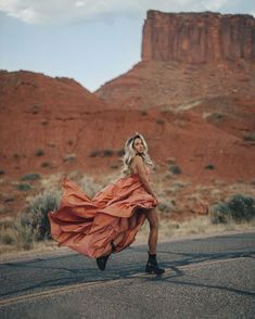 Desert Photoshoot Outfit, Kylie Katich, Desert Photoshoot Ideas, Western Photoshoot, Desert Photoshoot, Desert Photography, Travel Photography Inspiration, Fashion Photography Inspiration, Photoshoot Outfits