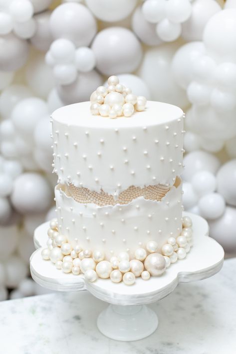 From Elizabeth's Cake Emporium, an elegant fault line cake, one of the hottest cake trends for 2020 #pearlweddingcakes #faultlineweddingcake #beautifulweddingcakes #luxuryweddingcakeslondon #luxurycakeslondon Wedding Cake Trends, Fancy Wedding Cakes, Wedding Cake Pearls, Pearl Cake, Wedding Cake Tops, Torte Cupcake, Luxury Wedding Cake, Wedding Cake Flavors, White Wedding Cakes