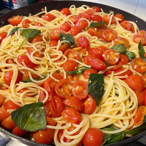 Spaghetti And Tomatoes Pasta Dishes, Spaghetti With Tomatoes And Basil, Spaghetti With Cherry Tomatoes And Basil, Spaghetti And Tomatoes, Spaghetti With Fresh Tomatoes, Fresh Tomato Pasta Recipes, Tomato Spaghetti, Summer Pasta Dishes, Fresh Tomato Pasta