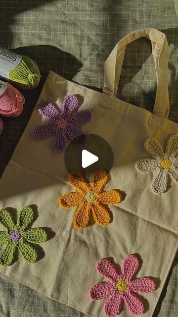 Tote Bag Design Crochet, Crochet Tote Bag As Gift, Crochet Tote Bag Ideas, Flower Pattern Crochet Bag, Crochet Bloom Bag, Flower Tote Bag Crochet, Flower Bag Crochet, Tote Bag Design Ideas, Decorated Tote Bags