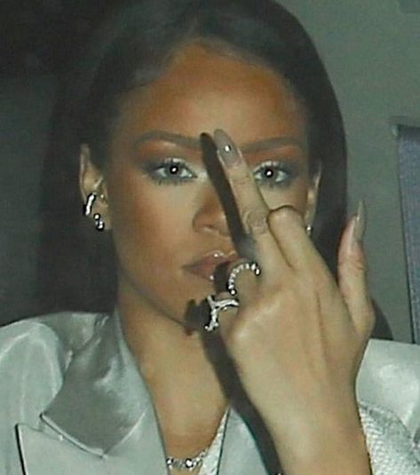 Rihanna throwing up the middle finger. Rihanna Meme, Middle Finger Wallpaper, Rihanna Face, Bad Gal, Asap Rocky, Rihanna Fenty, Funny Face, Funny Faces, Reaction Pictures