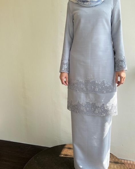 Kurung Moden Design 2023, Tunik Satin Polos, Malay Engagement, Baju Kurung Ideas, Baju Kurung Moden Style, Kurung Lace, Model Dress Batik, Malay Wedding Dress, Dress Brokat Modern