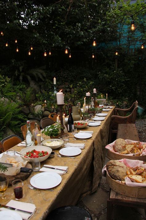 Dinner In The Garden, Backyard Dinner Party, Backyard Wedding Decorations, Italian Dinner Party, Wedding Backyard Reception, Outdoor Dinner Parties, Dinner Party Table, Party Table Settings, Outdoor Dinner