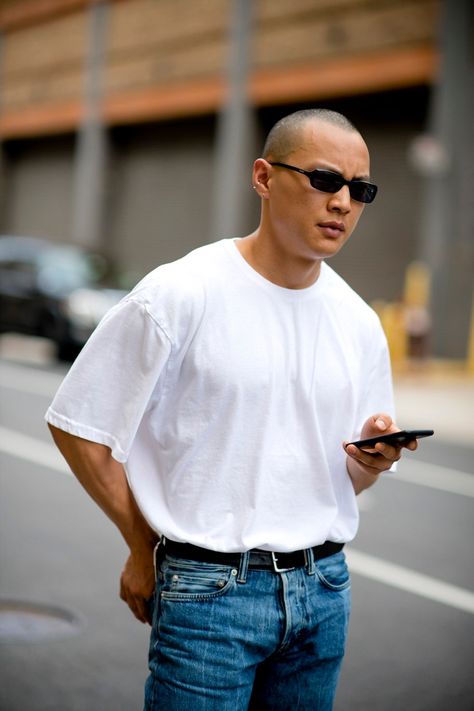 Oversized Shirt Men Outfits, Tucked In Shirt Outfit, Oversized Shirt Men, New York Fashion Week Men, Summer Street Style, Men's Street Style, Shirt Outfit Men, Plain Pants, White Shirt Men