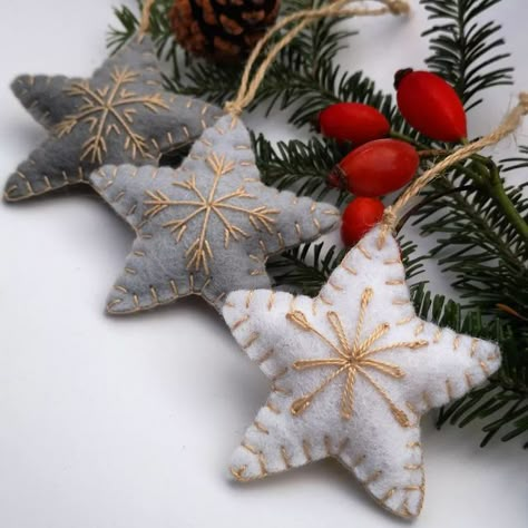 Embroidery Ornament Patterns, Christmas Felt Embroidery, Gnome Ornaments Diy, Felt Christmas Crafts, Christmas Felt Crafts, Embroidered Felt Ornaments, Making Christmas Ornaments, Home Made Christmas, Embroidery Christmas Ornaments