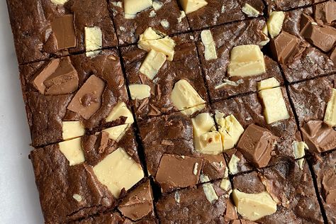 Triple choc chunk brownies Easy Brownie Recipes, The Best Brownie Recipe, Chocolate Christmas Pudding, Traditional Christmas Cake, Easy Brownie, Chocolate Crackles, Edible Christmas Gifts, Best Brownie Recipe, Ginger Biscuits