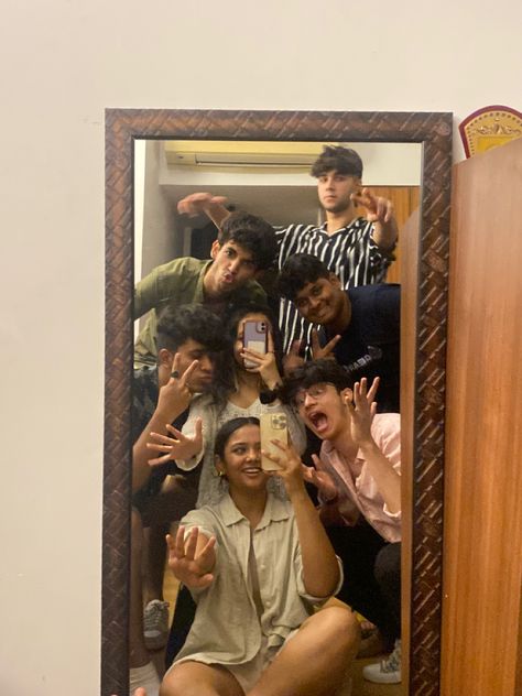 Cousins Trip Aesthetic, Group Mirror Selfie Aesthetic, Friend Group Photo Ideas Aesthetic, A Group Of Friends Aesthetic, Friend Group Pic Ideas, Group Photos Indian, Group Pic Ideas Aesthetic, Friends Photography Group Of, College Friend Group Aesthetic