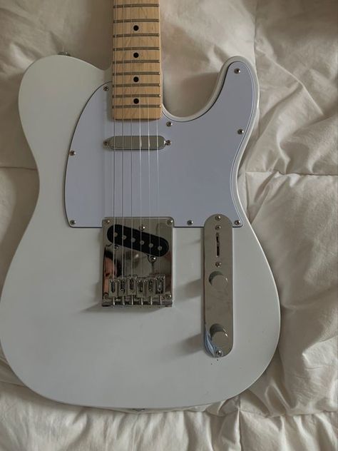 Fender Electric Guitar Aesthetic, Electric Guitar Telecaster, Telecaster Guitar Aesthetic, Fender Telecaster Aesthetic, White Electric Guitar Aesthetic, White Guitar Aesthetic, Telecaster Aesthetic, Gitar Vintage, White Electric Guitar