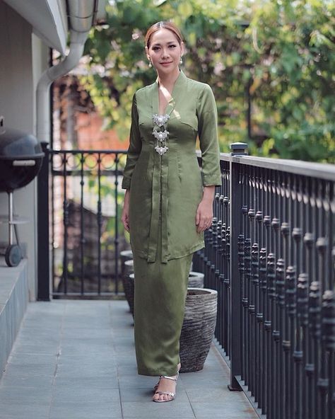 Kebaya Melayu for 2nd day of Raya 😊 #bungacitralestari #sinclairsnine Kebaya Melayu, Baju Kurung Moden Style, Dress Brokat Modern, Kondangan Outfit, Kebaya Wedding, Kebaya Modern Dress, Modern Kebaya, Batik Kebaya, Hijab Wedding