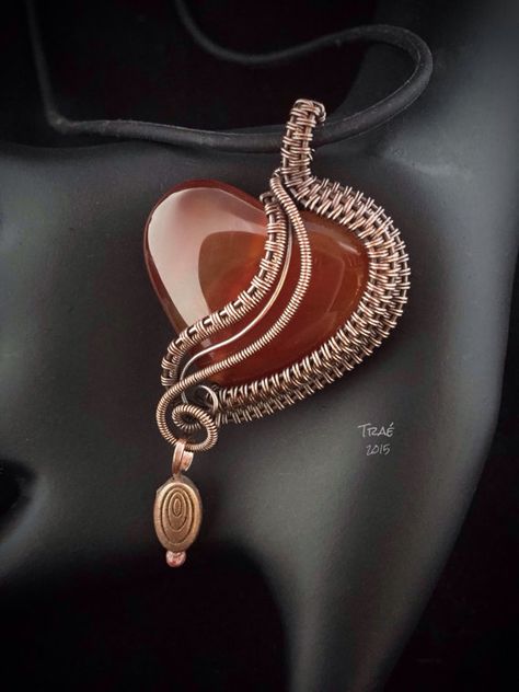 Carnelian Heart Copper Wire Weave. by Traebetruedesign on Etsy. Like me on Facebook at Traé Be True Design! Wire Wrapped Heart, Wire Wrapped Stone Jewelry, Wire Jewelery, Diy Jewelry Inspiration, Wire Jewelry Designs, Wire Wrapping Stones, Diy Wire Jewelry, Wire Work Jewelry, Wire Pendant