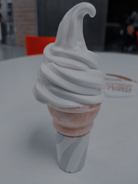 Helado de vainilla que compré en McDonald's Yummy Comfort Food, Ice Creams, Vanilla Ice, Vanilla Ice Cream, Comfort Food, Vanilla, Food And Drink, Ice Cream, Snacks