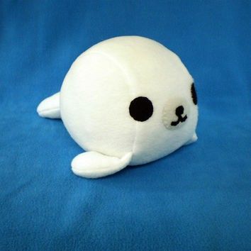 Cute little hand-sewn seal mascot Seal Plush, Plushies Diy, Diy Plush Toys, Wanna Recreate, Sloth Plush, Cute Sewing Projects, Sewing Things, Plushie Patterns, Sewing Stuffed Animals