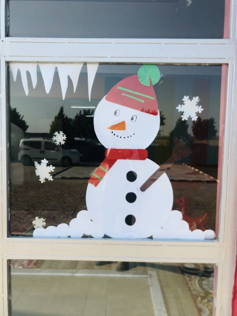 Snowman Window Decoration, Easy Winter Decorations, Christmas Classroom Door, Winter Kindergarten, Winter Decorations, Christmas Decorations For Kids, Christmas Classroom, Classroom Door, Christmas Party Games