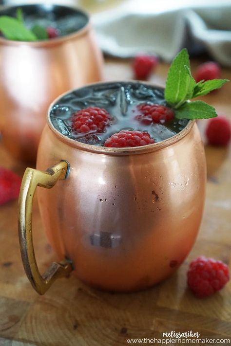 Did you know the Moscow Mule was one of the first vodka cocktail recipes created? This Raspberry Moscow Mule Recipe give a fruity twist to the original! Valentines Moscow Mule, Mule Recipe Vodka, Berry Moscow Mule, Raspberry Mule Drink Recipes, Raspberry Cocktail, Cocktail Gin, Moscow Mules, Moscow Mule Recipe, Raspberry Cupcakes