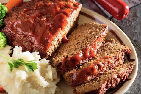 Try this tasty, easy meatloaf made with onion soup mix and ketchup. This is a classic recipe and very popular for its simplicity and onion flavor. Ground Beef Meatloaf, Smoked Meatloaf, Beef Meatloaf, Good Meatloaf Recipe, Onion Soup Recipes, Best Meatloaf, Easy Meatloaf, Loaf Recipes, Meatloaf Recipe