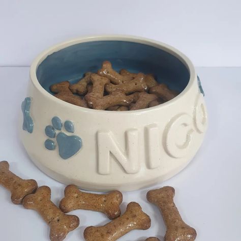 Dog Bowls Ceramic, Ceramic Dog Bowl Painting Ideas, Clay Dog Bowl, Pottery Dog Bowl, Ceramics Bowls Designs, Dog Pottery, Ceramic Dog Bowl, Diy Bowl, Pottery Supplies