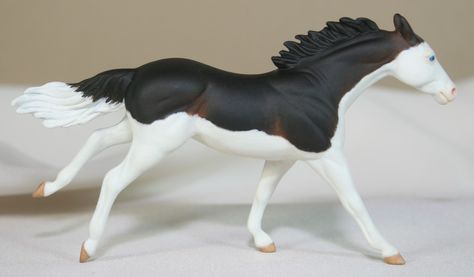 Diy Breyer Horse Stuff, Schleich Customs, Horse Figures, Breyer Custom, Horse Model, Breyer Collection, Breyer Stablemates Custom, Pinto Horses, Horse Toys