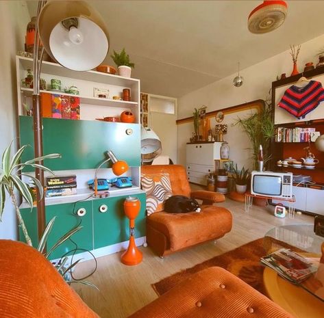 Retro Mcm Living Room, 70 Aesthetic Room, 70s Apartment Aesthetic Retro, Atomic Interior Design, 70s Vintage Bedroom, 60s Inspired Room, 70s Home Decor Bedroom, 70s Retro Bedroom Aesthetic, Atomic Home Decor