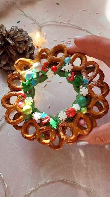 Pretzel Candy Melts, Pretzels Chocolate, Melted Candy, Oil Based Food Coloring, Holiday Desserts Christmas, Chocolate Dipped Pretzels, Candy Wreath, Mini Pretzels, Diy Christmas Ornaments Easy