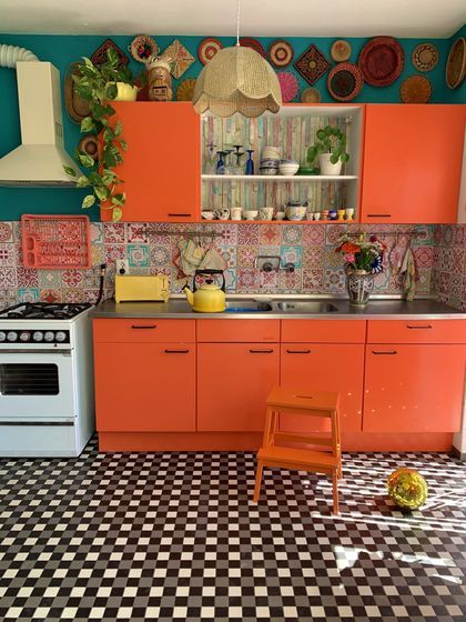 Spooky Swamp, Burnt Orange Kitchen, Spencer Shay, Pink Kitchen Designs, Orange Cabinets, Bohemian Kitchen Decor, Bohemian Style Kitchen, Estilo Kitsch, Orange Kitchen Decor