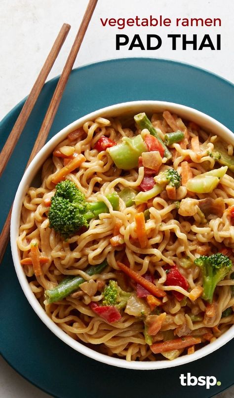 Need a money-saving dinner that tastes like a million bucks? This veggie ramen pad thai knocks it out of the park. Packed with ramen noodles, fresh veggies and topped with a savory peanut sauce, it's ready to eat in 15 minutes and it's a weeknight dinner winner. Ramen Pad Thai, Veggie Ramen, Ramen Soup Recipes, Vegetable Ramen, Plats Healthy, Quick Easy Vegan, Vegan Ramen, Peanut Sauce, Noodle Recipes