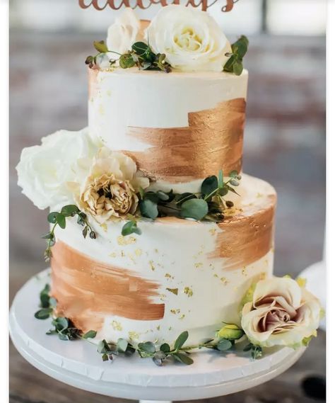 Copper Wedding Cake, Gold Wedding Cakes, Glamour Cake, Vow Renewal Cake, Wedding Cake Gold, Halloween Wedding Ideas, Wedding Entrees, Wedding Vow Renewal Ceremony, Gold Winter Wedding