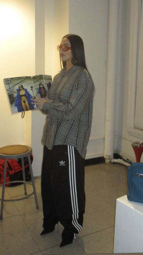 Plaid Button Down Outfit, Track Pants Outfit Casual, Adidas Track Pants Outfit, 90s Outfit Ideas, Plaid Shirt Outfit, Fits Baddie, Button Down Outfit, Plaid Outfit, Track Pants Outfit