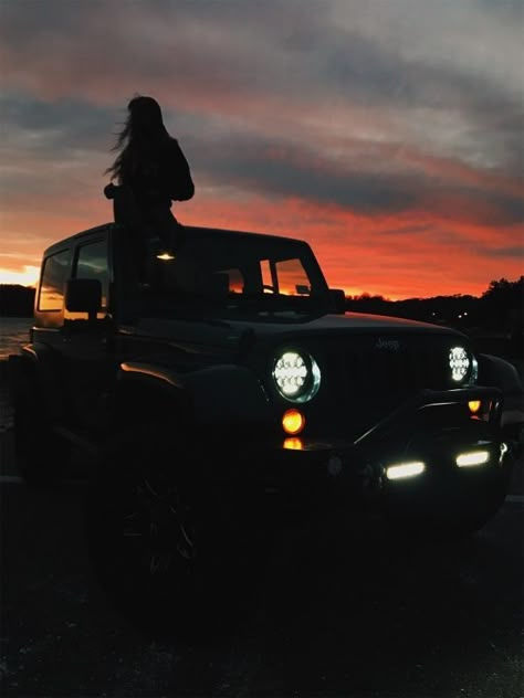 Photowall Ideas, Jeep Photos, Dream Cars Jeep, Shotting Photo, Jeep Girl, Jeep Cars, Night Driving, Jolie Photo, Jeep Life