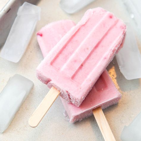 Strawberry Yogurt Popsicles, Frozen Yogurt Popsicles, Strawberry Popsicles, Fro Yo, Yogurt Popsicles, Fruit Pops, Low Carb Dessert, Eating Ice Cream, Strawberry Yogurt