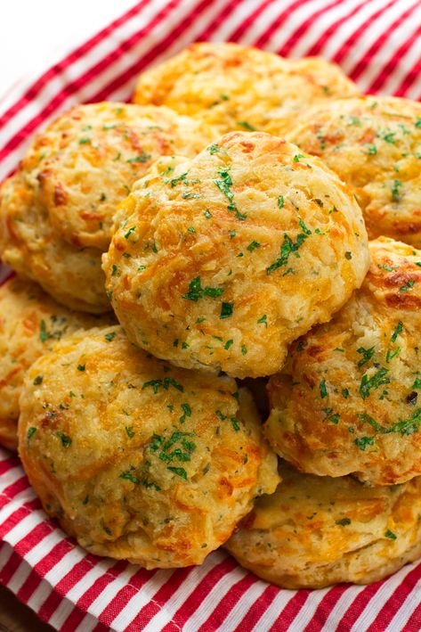 Cheesy Biscuits, Red Lobster Cheddar Bay Biscuits, Red Lobster Biscuits, Biscuits Casserole, Cozy Dinners, Cheesy Biscuit, Cheddar Bay Biscuits, Pan Sin Gluten, Cheddar Biscuits