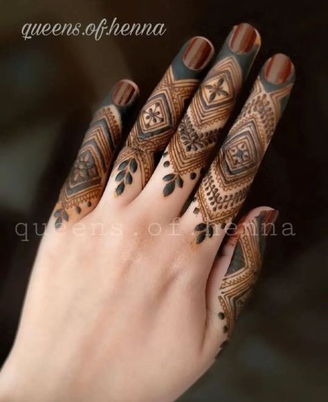 Mehendi Design For Fingers, Mehndi Design For Fingers, Finger Mehandi, Mehndi Designs Stylish, Fingers Henna, Finger Mehndi Designs, Finger Mehendi, Finger Mehendi Designs, Finger Mehndi