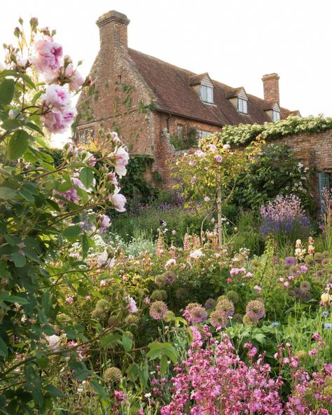 Dan Pearson Garden, Cottage Rose Garden, Emily Core, Sissinghurst Garden, Country Core, Cottage Garden Roses, Country Home Exterior, Dan Pearson, Rose Garden Design